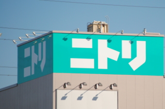 ニトリホールディングス＜９８４３＞（東１）は２０日の前場、続伸となり、７７４０円（４０円高）まで上げ、前引けも７７３０円（３０円高）。