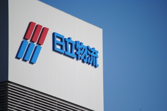 日立物流＜９０８６＞（東１）は２０日の後場寄り後に１４２０円（６０円高）まで上げたあとも堅調で、１３時４５分にかけては１４１０円前後で推移。