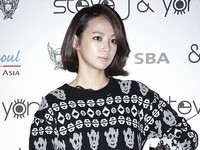 ソウルファッションウィークに出席するユン・スンア(2) ソウルファッションウィークに出席するユン・スンア(2)