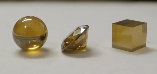 直径7.5mmの大型真球ダイヤモンドなど（画像提供：愛媛大学地球深部ダイナミクス研究センター）