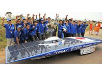 世界最大規模のソーラーカーレース「ワールド・ソーラー・チャレンジ（WSC）」で優勝した東海大学のチーム（写真提供：東海大学）