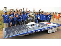 世界最大規模のソーラーカーレース「ワールド・ソーラー・チャレンジ(WSC)」で優勝した東海大学のチーム(写真提供:東海大学) 世界最大規模のソーラーカーレース「ワールド・ソーラー・チャレンジ(WSC)」で優勝した東海大学のチーム(写真提供:東海大学)