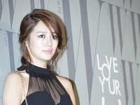 乳がん啓発キャンペーン「LOVE YOUR W」に出席するユン・ウネ
