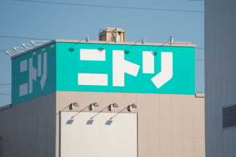 「円高」でニトリホールディングス＜９８４３＞（東１）は、１２０円高の７７３０円と前週末の１５０円安から反発。海外で１ドル・８５円台へ円高が進んだことで、輸入家具等が多い、同社への円高メリットを期待した相場となった。