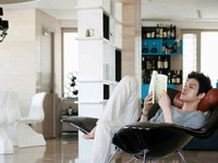 韓国のインテリア雑誌『メゾン』のフェイスブックページに、「今回の『メゾン』11月号に、JYJジェジュンの家が紹介されます」という文と共に写真2枚が公開された。 