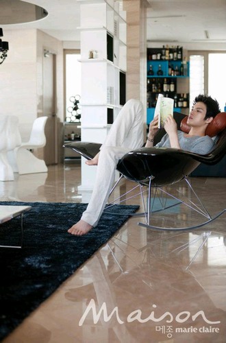 韓国のインテリア雑誌『メゾン』のフェイスブックページに、「今回の『メゾン』11月号に、JYJジェジュンの家が紹介されます」という文と共に写真2枚が公開された。 