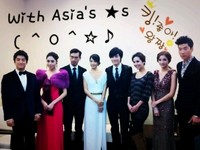 韓国の人気女優キム・ソナが中国で『アジア10大スター賞』に選ばれ、トロフィーを持った写真を公開した。