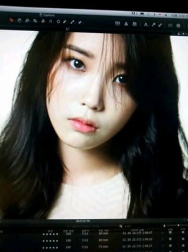 韓国の人気歌手IU（アイユ）がニューアルバムの写真を公開した。