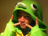 チャン・グンソクの変装術が話題だ。チャン・グンソクは21日、自身のツイッターに「これがまさに韓流スターの変装術・・。心斎橋を闊歩しても誰も僕だとは気付かない」という文と共に一枚の写真を掲載した。 