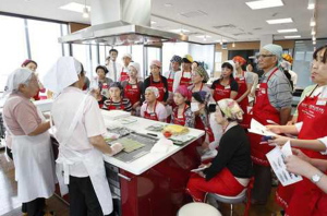 クリナップ＜７９５５＞（東１）は、２００９年から毎年実施している聖徳大学主催／同社寄附講座「キッチンから笑顔をつくる料理アカデミー」第３回を開講した。