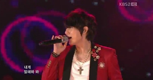 韓国の男性6人組グループ「BEAST」（ビースト）のメンバー、チャン・ヒョンスンが歌詞を間違えるという失敗をした。写真＝KBS 2TV