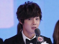 歌手キム・ヒョンジュンが11人のモデルとのスペシャルステージを披露する。