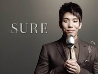 2AM、Homme（オム）、不朽の名曲2などでずば抜けた歌唱力を誇るチャンミンが、ファッショングラビア撮影でマイクの代わりに珍しいものを手に取った。