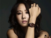 韓国女優キム・ソナが魅惑的な“秋の女神”に変身した。「 Emporio Armani（エンポリオ・アルマーニ）」の秋冬時計のグラビアで、エレガント＆神秘的な魅力をアピールし、話題となっている。