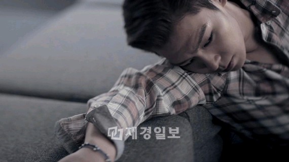 世界的なブランド「Calvin Klein（カルバン・クライン）」のジーンズのグラビア撮影のためニューヨークを訪れた「BIGBANG」（ビッグバン）のT.O.Pが、冬のアウターシリーズのファッションフィルム『Brooklyn Boy』のティーザーバージョンに登場した。