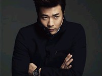 韓国俳優クォン・サンウがモデルを務めるEmporio Armani（エンポリオ・アルマーニ）腕時計の2011秋冬モデルのグラビアが公開された。
