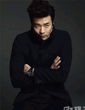 韓国俳優クォン・サンウがモデルを務めるEmporio Armani（エンポリオ・アルマーニ）腕時計の2011秋冬モデルのグラビアが公開された。
