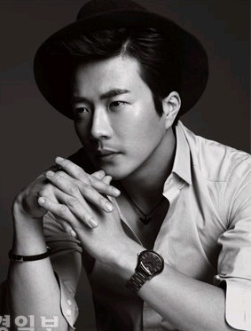 韓国俳優クォン・サンウがモデルを務めるEmporio Armani（エンポリオ・アルマーニ）腕時計の2011秋冬モデルのグラビアが公開された。
