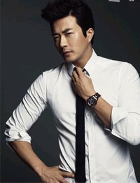 韓国俳優クォン・サンウがモデルを務めるEmporio Armani（エンポリオ・アルマーニ）腕時計の2011秋冬モデルのグラビアが公開された。
