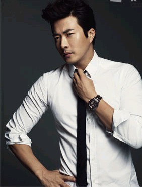 韓国俳優クォン・サンウがモデルを務めるEmporio Armani（エンポリオ・アルマーニ）腕時計の2011秋冬モデルのグラビアが公開された。
