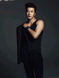 　韓国俳優クォン・サンウがモデルを務めるEmporio Armani（エンポリオ・アルマーニ）腕時計の2011秋冬モデルのグラビアが公開された。

