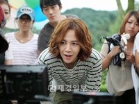 徹夜のスケジュールが多く大変な撮影現場だが、常にあふれるエネルギーを見せているチャン・グンソクは、ご主人様を演じるキム・ハヌルだけでなく、スタッフの間でも大人気だ。
