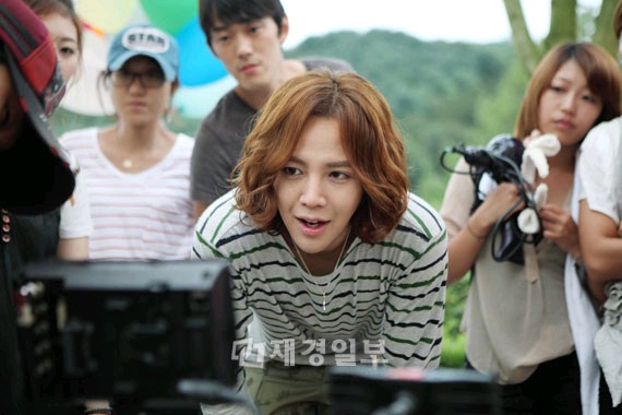 徹夜のスケジュールが多く大変な撮影現場だが、常にあふれるエネルギーを見せているチャン・グンソクは、ご主人様を演じるキム・ハヌルだけでなく、スタッフの間でも大人気だ。
