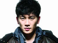 先日放送が終了したドラマ『ボスを守れ』でチャ本部長を熱演した俳優チソンが、KOLON INDUSTRIESのアーバンカジュアルブランド『シリーズ』と『NUOVO STYLING BATTLE 2』のグラビア撮影を行った。『NUOVO STYLING BATTLE 2』のグラビア撮影にはイ・ドンウク、チ・ジニ、イ・ジンウクも参加した。写真＝KOLON