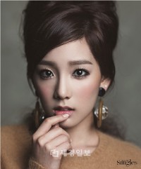 人気女性アイドルグループ少女時代のテヨンとサニーが双子に変身した。写真=雑誌「シングルズ」 人気女性アイドルグループ少女時代のテヨンとサニーが双子に変身した。写真=雑誌「シングルズ」