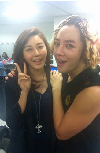 俳優チャン・グンソクが、日本公演の応援に来た女優キム・ハヌルとの写真を公開した。写真=チャン・グンソクのTwitter