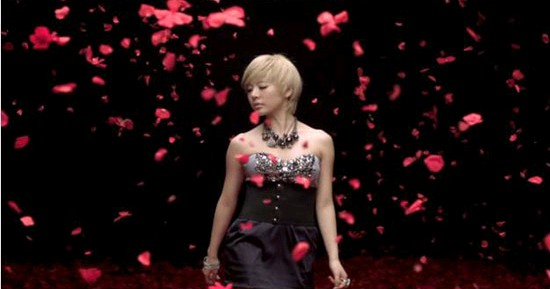 ニューアルバム『The boys』でカムバックした少女時代。今回のアルバムでは歌だけでなくファッションスタイルまでグレードアップし、歌の歌詞のように“全世界が注目する”ひとつのファッションアイコンである少女時代神話を作り出した。