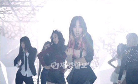 ニューアルバム『The boys』でカムバックした少女時代。今回のアルバムでは歌だけでなくファッションスタイルまでグレードアップし、歌の歌詞のように“全世界が注目する”ひとつのファッションアイコンである少女時代神話を作り出した。