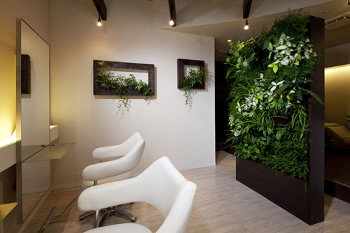 低コストで緑化が実現できるインテリアパッケージ『Healliing　Swiitch』の設置例（写真提供：東邦レオ）