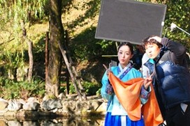 韓国ガールズグループ「T-ara」（ティアラ）のウンジョンが、jTBC 開局特集ドラマ『仁粹大妃（にんすいたいひ）』の撮影現場でチマチョゴリ姿を見せた。写真＝コアコンテンツメディア