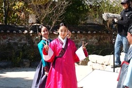 韓国ガールズグループ「T-ara」（ティアラ）のウンジョンが、jTBC 開局特集ドラマ『仁粹大妃（にんすいたいひ）』の撮影現場でチマチョゴリ姿を見せた。写真＝コアコンテンツメディア