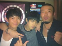 韓国人気アイドルグループ「JYJ」のキム・ジェジュンの人脈が注目されている。キム・ジェジュンは27日、自身のツイッターに「チソン兄さん、JJ（キム・ジェジュン）、武蔵兄さん、二人の兄貴が超仲良くなってしまった！」という文と共に1枚の写真を掲載した。