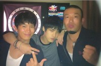 韓国人気アイドルグループ「JYJ」のキム・ジェジュンの人脈が注目されている。キム・ジェジュンは27日、自身のツイッターに「チソン兄さん、JJ(キム・ジェジュン)、武蔵兄さん、二人の兄貴が超仲良くなってしまった!」という文と共に1枚の写真を掲載した。 韓国人気アイドルグループ「JYJ」のキム・ジェジュンの人脈が注目されている。キム・ジェジュンは27日、自身のツイッターに「チソン兄さん、JJ(キム・ジェジュン)、武蔵兄さん、二人の兄貴が超仲良くなってしまった!」という文と共に1枚の写真を掲載した。