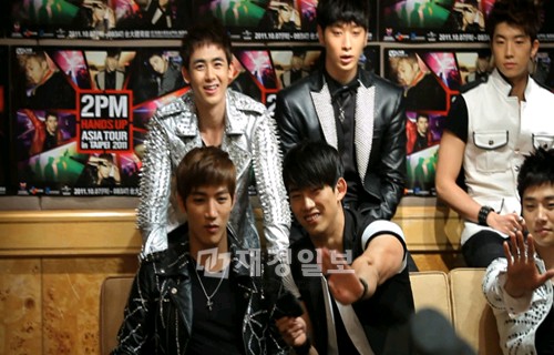 韓国の野獣系アイドル「2PM」（ツーピーエム）のメンバーたちが台湾女性ファンの挑発的なMiss Aダンスに驚く姿が話題になっている。