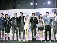 『イケメンラーメン屋』の制作発表会でポーズをとる出演者ら 『イケメンラーメン屋』の制作発表会でポーズをとる出演者ら