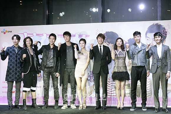 『イケメンラーメン屋』の制作発表会でポーズをとる出演者ら