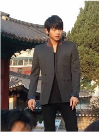 俳優ソン・ジュンギが再び母校の広報冊子に登場するとして話題だ。写真＝オンラインコミュニティ