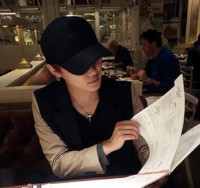 韓国の人気男性グループ「JYJ」のキム・ジュンスが、一人で食事する姿を公開した。写真＝キム・ジュンスのツイッターより