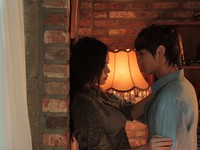 SHINeeのミンホとモデルのク・ウネが撮影した『オークション全会員20%SALE』のCM写真が話題となっている。写真＝オークション
