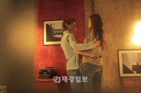 SHINeeのミンホとモデルのク・ウネが撮影した『オークション全会員20%SALE』のCM写真が話題となっている。写真=オークション SHINeeのミンホとモデルのク・ウネが撮影した『オークション全会員20%SALE』のCM写真が話題となっている。写真=オークション