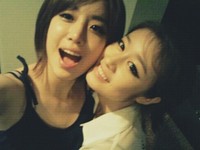 人気ガールズグループ「T-ara」（ティアラ）のウンジョンがメンバーのヒョミンとジヨンとの頬ずり写真を掲載した。写真＝ウンジョンのツイッターより