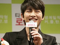 韓国の人気俳優ソン・ジュンギが、モニターチェックをしてくれたハン・ソッキュに感謝の気持ちを伝えた。
