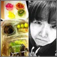 韓国女性歌手ソ・ヨンウンが、自身のツイッターに「さっき食べた夕食」というタイトルでコメントと共に、ひもじさで泣きそうな表情とダイエットメニューの写真を投稿した。 韓国女性歌手ソ・ヨンウンが、自身のツイッターに「さっき食べた夕食」というタイトルでコメントと共に、ひもじさで泣きそうな表情とダイエットメニューの写真を投稿した。
