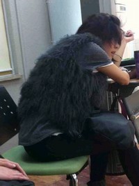韓国女優イ・ユンジは28日午後、自身のツイッターに「私は今、攻撃的な姿勢と野獣のような目つきで授業を聞いている。私はあなたが授業時間にやったことを知ってる」というコメントと共に一枚の写真を公開した。 韓国女優イ・ユンジは28日午後、自身のツイッターに「私は今、攻撃的な姿勢と野獣のような目つきで授業を聞いている。私はあなたが授業時間にやったことを知ってる」というコメントと共に一枚の写真を公開した。