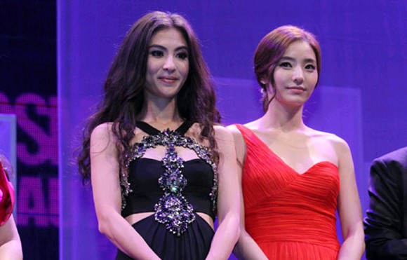 韓国女優ハン・チェヨンが28日、コスモポリタンが主催するビューティーアワードで「今年最高のスタイリッシュ女優賞」を受賞した。
