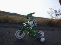 バイクする「エボルタくん」(写真:パナソニック) バイクする「エボルタくん」(写真:パナソニック)